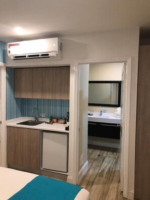 Minibar, in-room safe, desk, blackout curtains - Aqualina Inn (San Andrés)