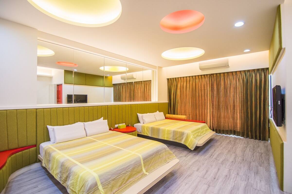 Phòng 4 dành cho gia đình | Bàn, màn/rèm cản sáng, phòng cách âm 