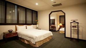 Premium bedding, desk, blackout drapes, WiFi (free) - Moon Light Hotel (Hsinchu)