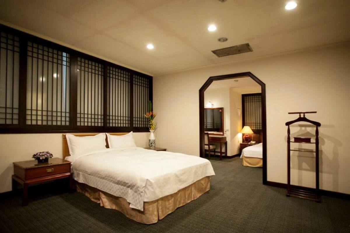 Premium bedding, desk, blackout drapes, WiFi (free)