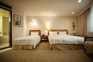 Habitación triple Elite, varias camas | Ropa de cama de alta calidad, escritorio, cortinas opacas y wifi gratis