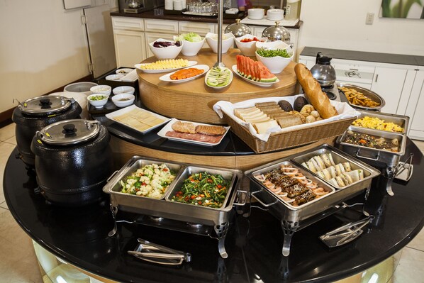 Free daily buffet breakfast - Moon Light Hotel (Hsinchu)