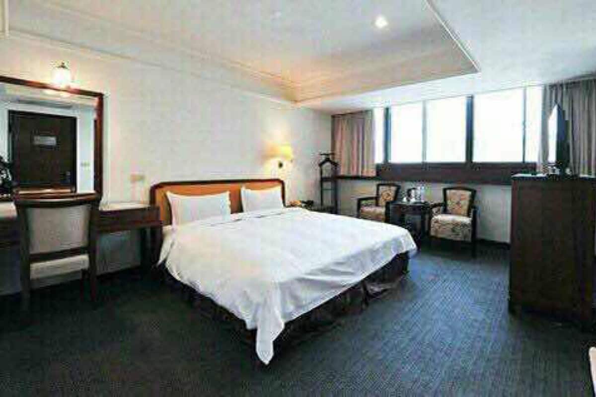 Deluxe Suite, 1 King Bed | Premium bedding, desk, blackout drapes, free WiFi