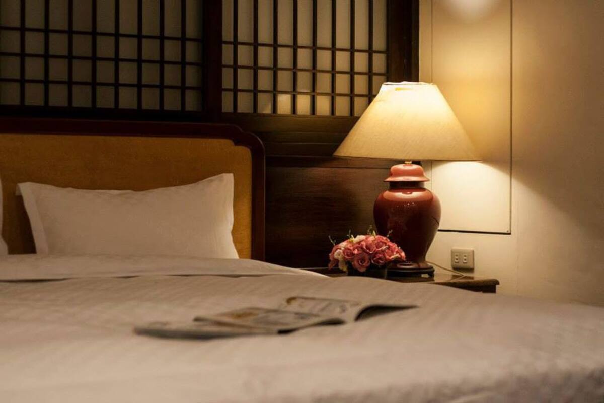 Premium bedding, desk, blackout drapes, WiFi (free)
