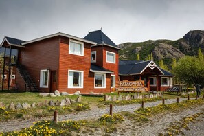 Front of property - Patagonia Travellers Hostel (El Chalten)