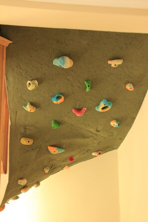 Rock climbing wall – indoor - Patagonia Travellers Hostel (El Chalten)