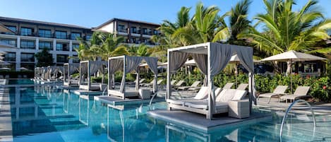 5 buitenzwembaden, parasols bij het zwembad en ligstoelen