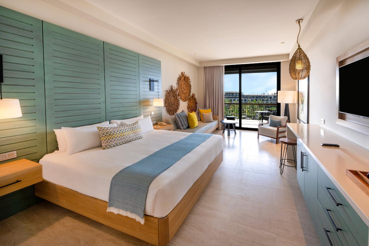 Free minibar items, in-room safe, desk, laptop workspace