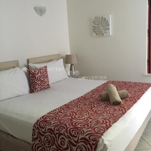 3 bedrooms, premium bedding, in-room safe, desk - Oasis 4 at Palm Cove (Palm Cove)