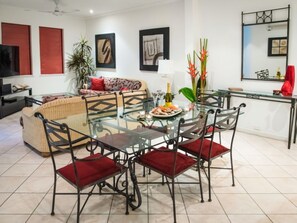 In-room dining - Oasis 4 at Palm Cove (Palm Cove)