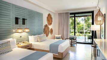 Adults Queen - Swim Up Junior Suite | Een minibar met enkele gratis items, een kluis op de kamer