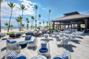 15 bars/lounges, 3 poolside bars