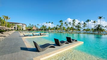 5 outdoor pools, pool umbrellas, pool loungers