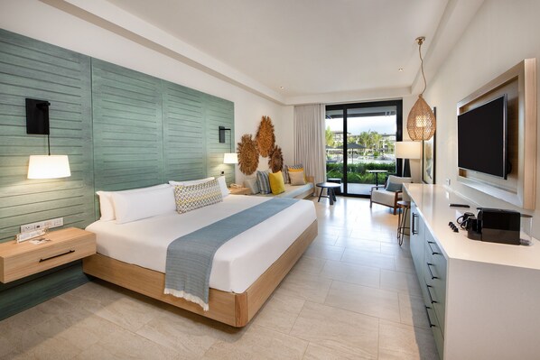 Une chambre d’hôtel moderne dotée d’un grand lit, de tables de chevet, d’une télévision et offrant une vue sur l’extérieur.