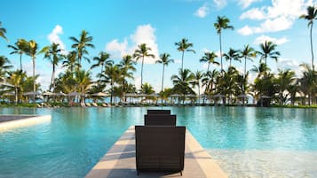 4 outdoor pools, pool umbrellas, pool loungers