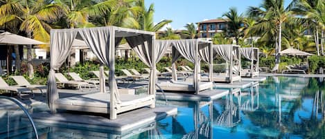 4 outdoor pools, pool umbrellas, pool loungers