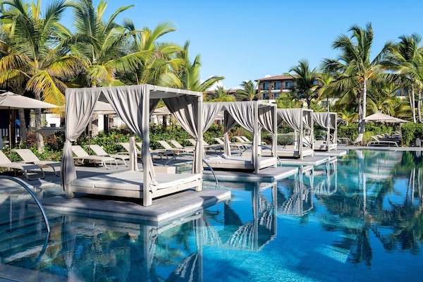 4 outdoor pools, pool umbrellas, pool loungers