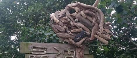A wooden sign with Chinese characters and a rope sculpture.