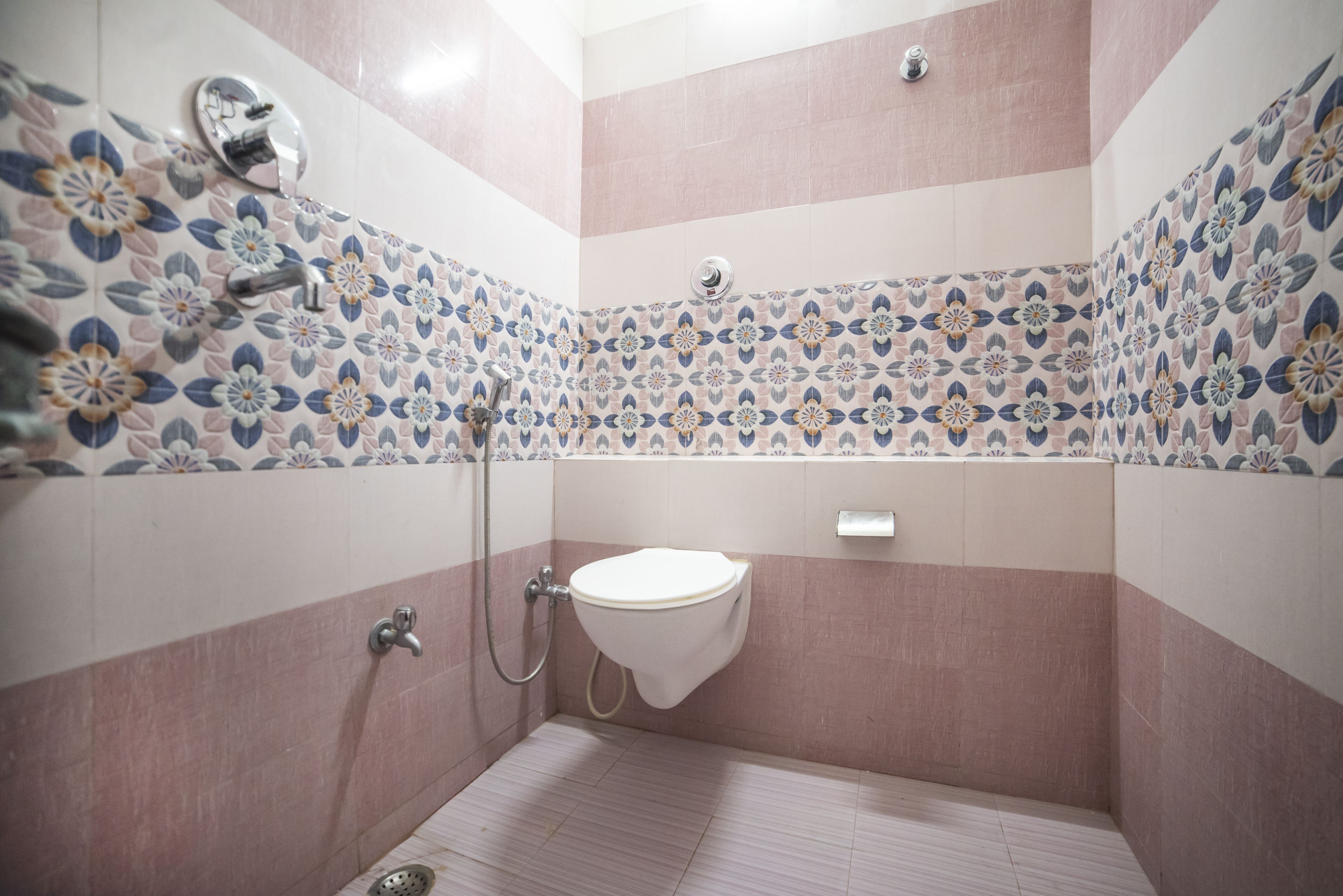 Ducha, artículos de tocador gratuitos, toallas, papel higiénico