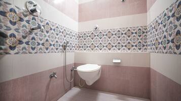 Douche, articles de toilette gratuits, serviettes fournies