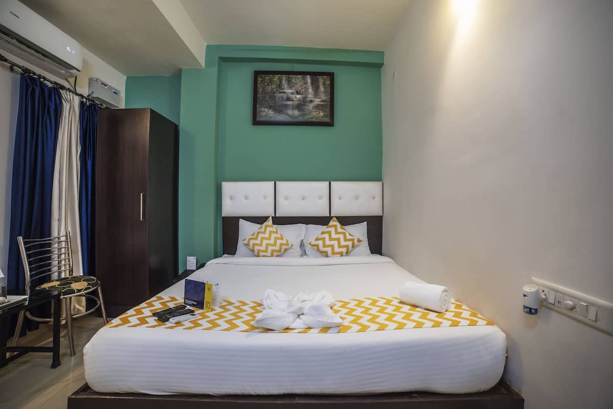 1 bedroom, desk, blackout curtains, soundproofing