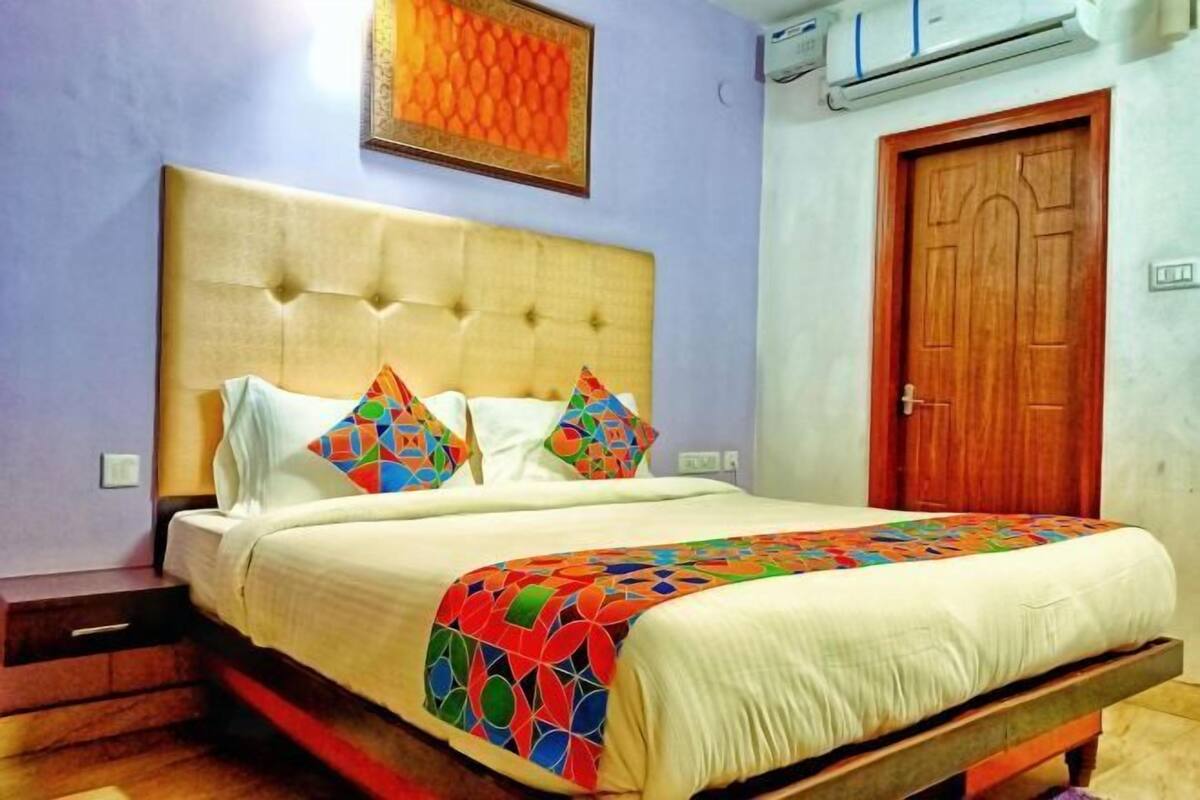 1 bedroom, desk, blackout curtains, soundproofing