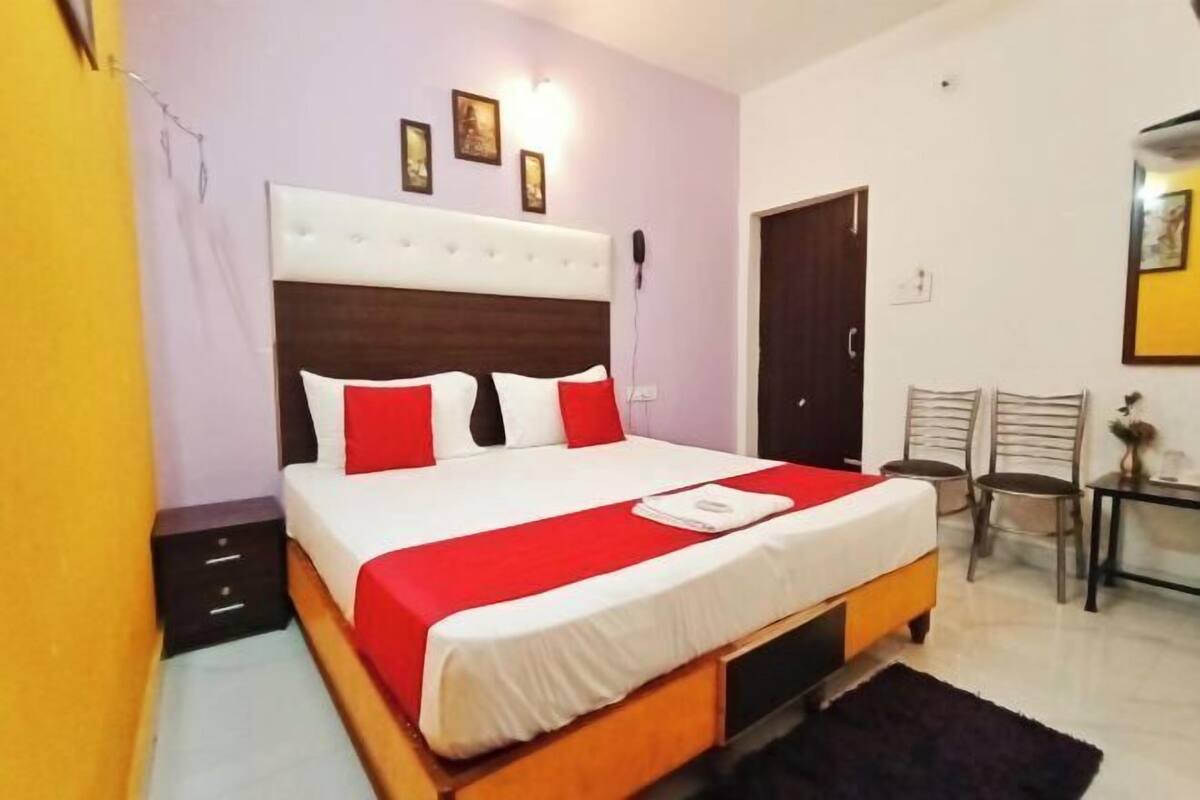 1 bedroom, desk, blackout curtains, soundproofing