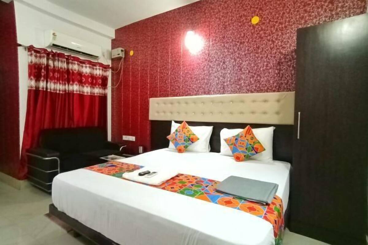 1 bedroom, desk, blackout curtains, soundproofing
