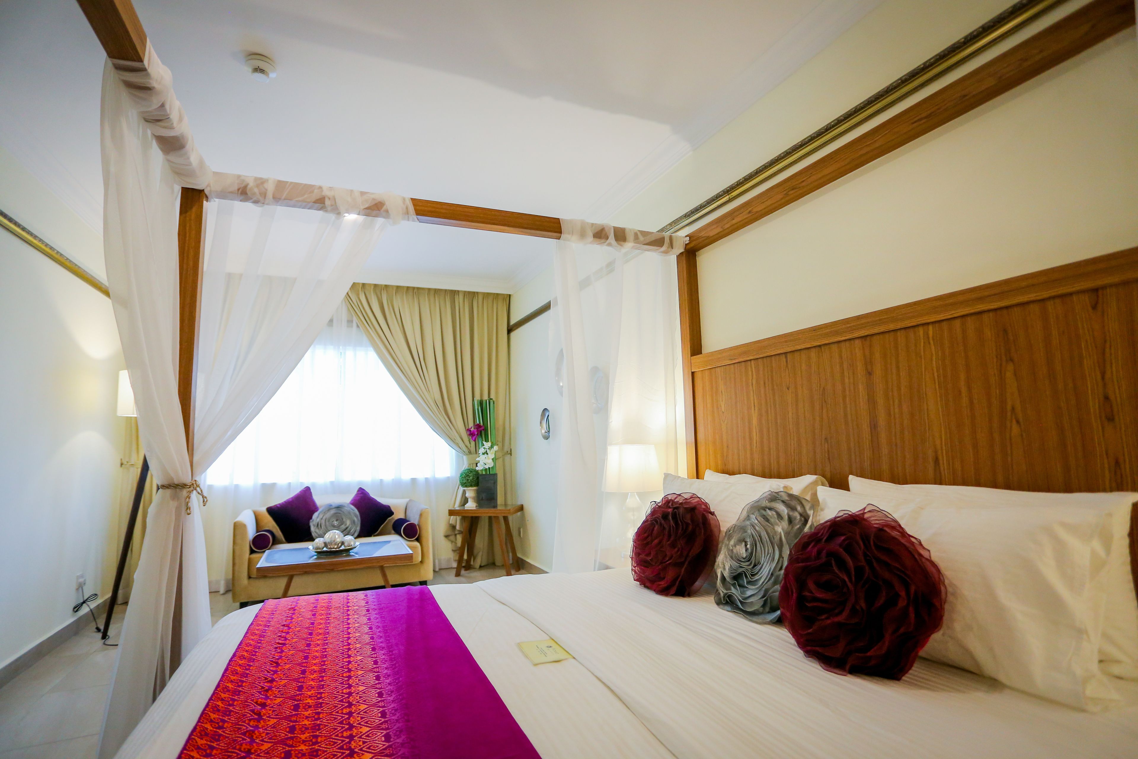 行政套房, 1 张特大床 | 迷你吧、客房内保险箱、办公桌、遮光窗帘