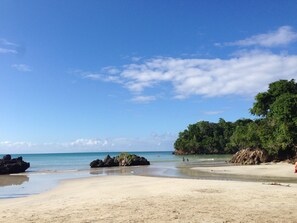 Aan het strand, ligstoelen aan het strand, strandlakens