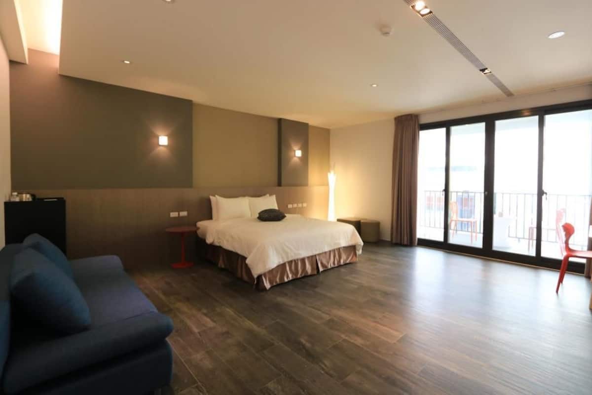 Design Double Room, 1 King Bed, Balcony | Desk, soundproofing, iron/ironing board, WiFi (free)