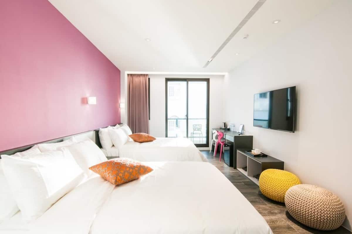 Habitación cuádruple, vista al mar | Escritorio, insonorización, tabla de planchar con plancha y wifi gratis