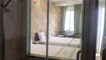 Habitación cuádruple Deluxe, 2 camas matrimoniales, vista al parque | Baño | Regadera, regadera con hidromasaje, pantuflas