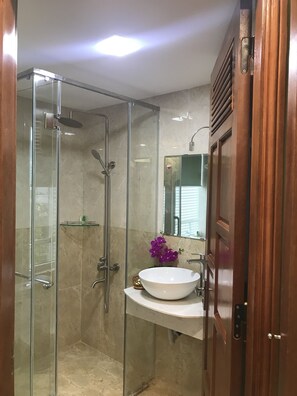 Quarto casal superluxo, 1 cama King, vista para o parque | Banheiro | Chuveiro, ducha de hidromassagem, chinelos 