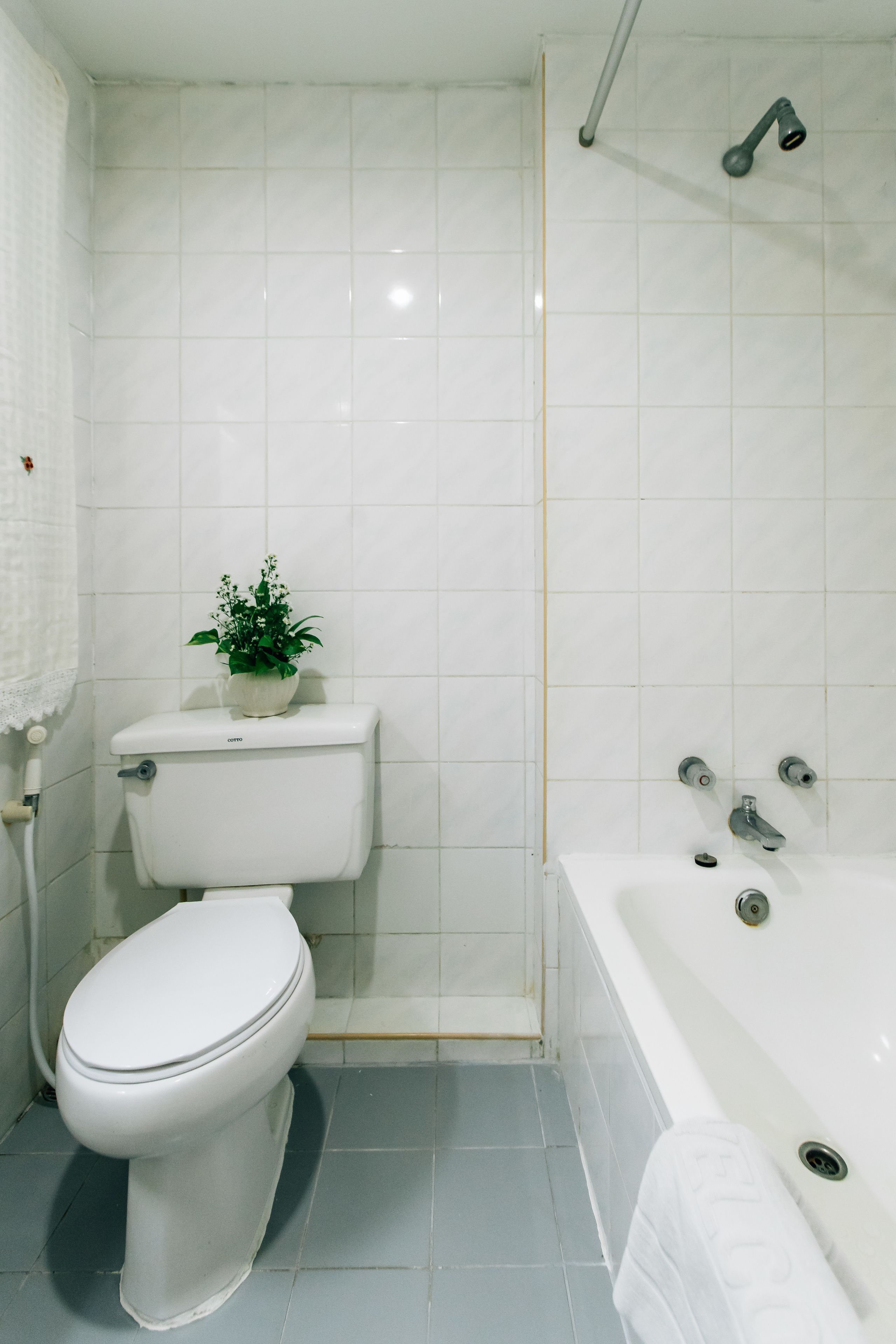 Un baño con inodoro, lavamanos y bañera.