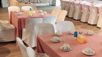 Daily buffet breakfast for a fee