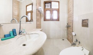 Standaard kamer | Badkamer | Een douche, gratis toiletartikelen, handdoeken