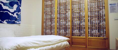 Meja, kalis bunyi, katil lipat simpan/tambahan, Wi-fi percuma