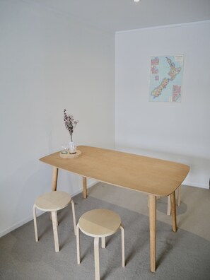 Apartment, 1 Queen Bed with Sofa bed, Garden View | In-room dining