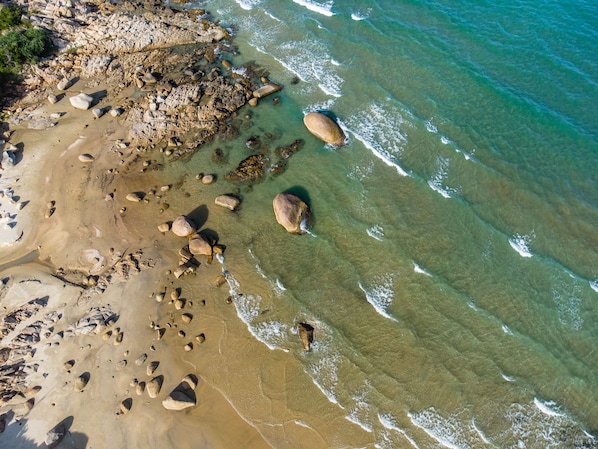 Privatstrand, weißer Sandstrand, Liegestühle, Sonnenschirme