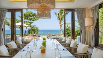 Frokost, lunsj og middag serveres, lokale og internasjonale retter