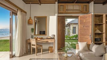Junior-Bungalow, Meerblick (Suite) | Minibar, Zimmersafe, individuell dekoriert, individuell eingerichtet