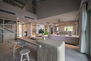 Villa, eigener Pool, Meerseite | Wohnbereich | Flachbildfernseher