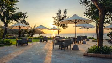 Breakfast, lunch, dinner served; local and international cuisine