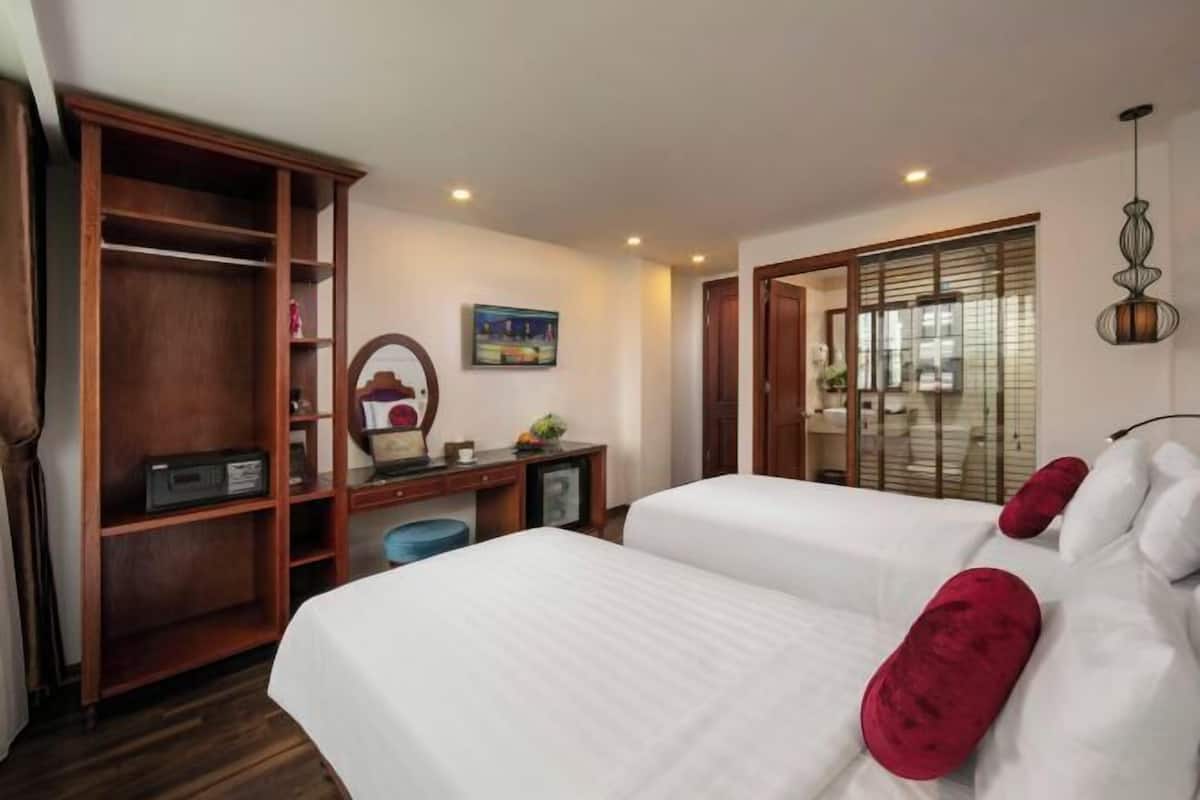 Egyptian cotton sheets, premium bedding, down comforters, minibar