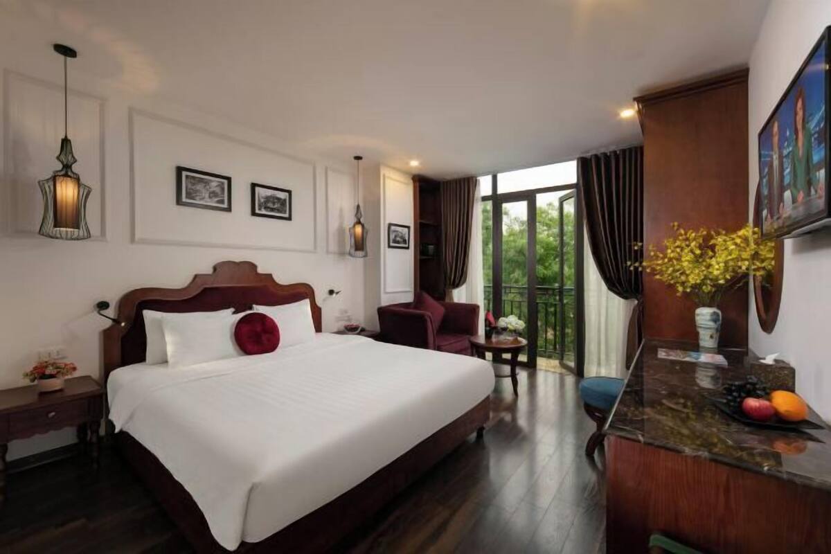 Egyptian cotton sheets, premium bedding, down comforters, minibar