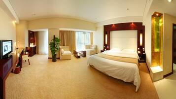 Cofres nos quartos, escrivaninha, cortinas blackout