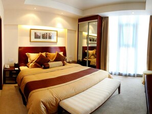 In-room safe, desk, blackout drapes, soundproofing - Tianjin Jinbin International Hotel (Tianjin)