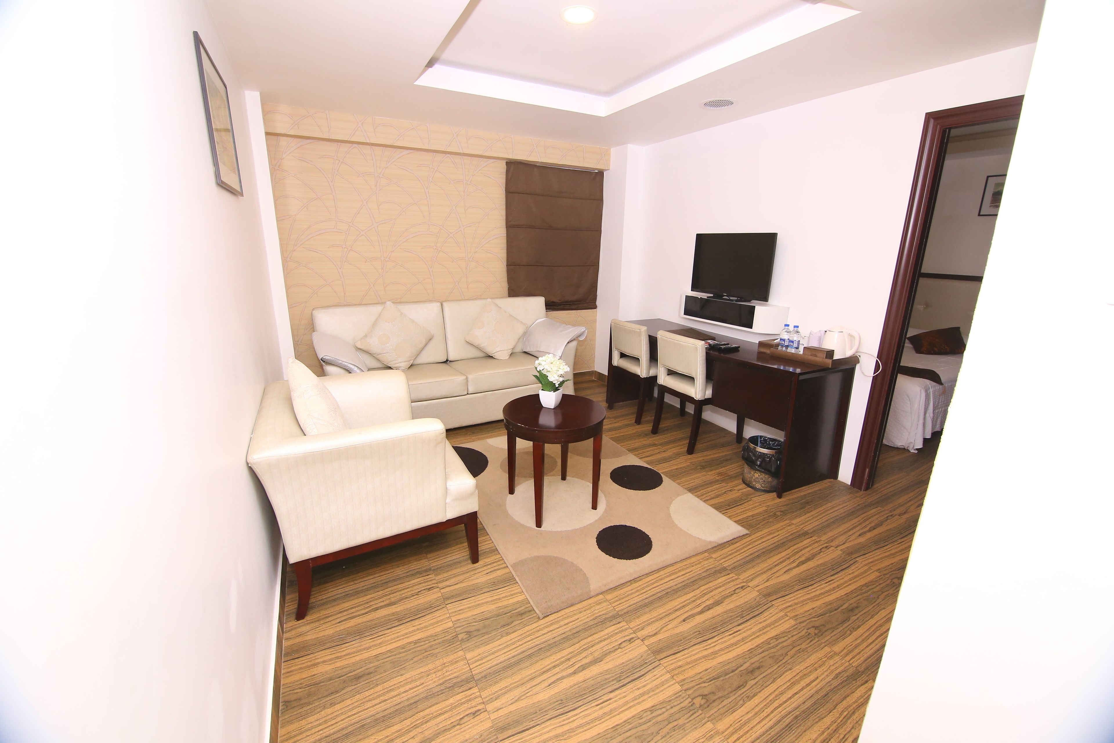 elite royal suite | living area | 32-inch flat-screen tv with cable channels, tv