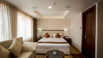 Deluxe-huone | Ylelliset vuodevaatteet, tallelokero huoneessa, työpöytä, äänieristys